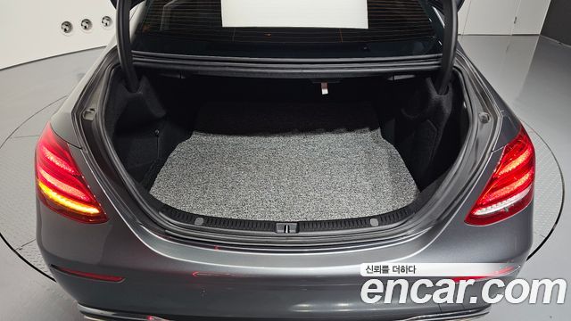 Mercedes-Benz E-Class 2018 — photo 35