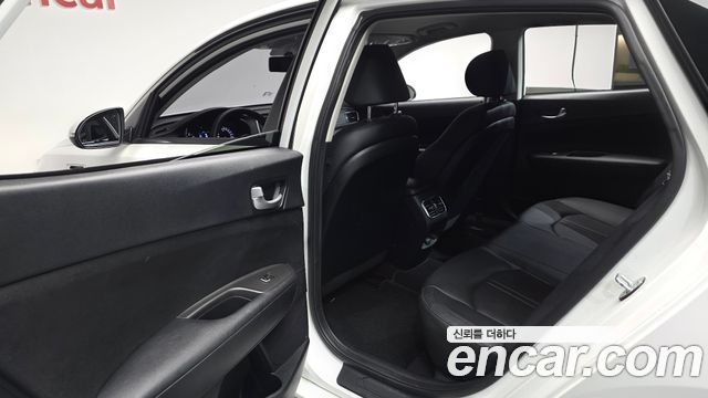 Kia K5 2018 — photo 16