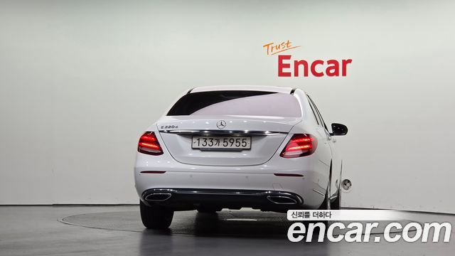Mercedes-Benz E-Class 2017 — photo 4