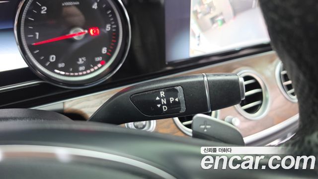 Mercedes-Benz E-Class 2017 — photo 9