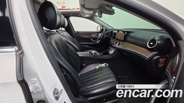 Mercedes-Benz E-Class 2017 — photo 10