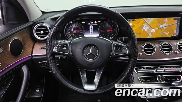 Mercedes-Benz E-Class 2017 — photo 13