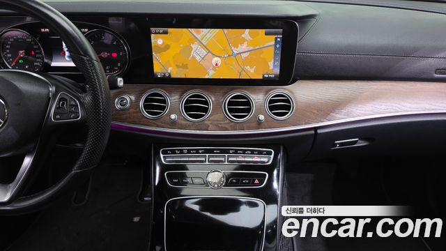 Mercedes-Benz E-Class 2017 — photo 14