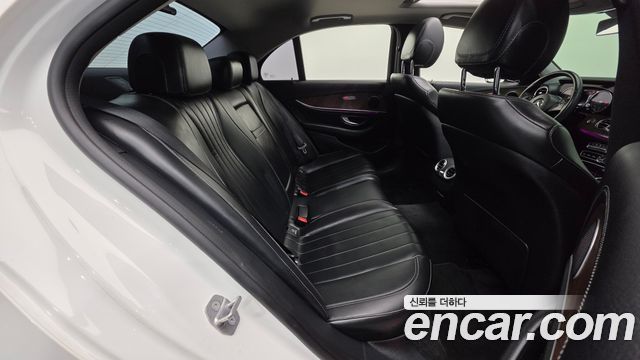 Mercedes-Benz E-Class 2017 — photo 19