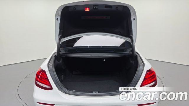 Mercedes-Benz E-Class 2017 — photo 20