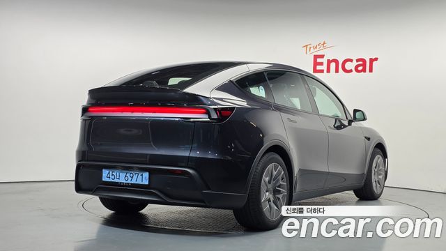 Tesla Model Y 2026 — photo 2