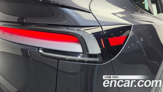 Tesla Model Y 2026 — photo 9