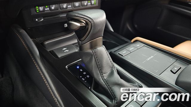 Lexus ES 2022 — photo 12