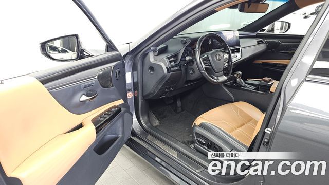 Lexus ES 2022 — photo 13