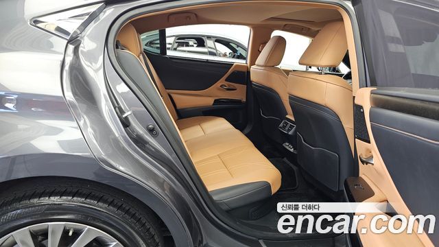 Lexus ES 2022 — photo 18