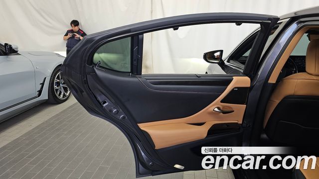 Lexus ES 2022 — photo 15