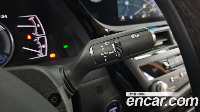 Lexus ES 2022 — photo 27
