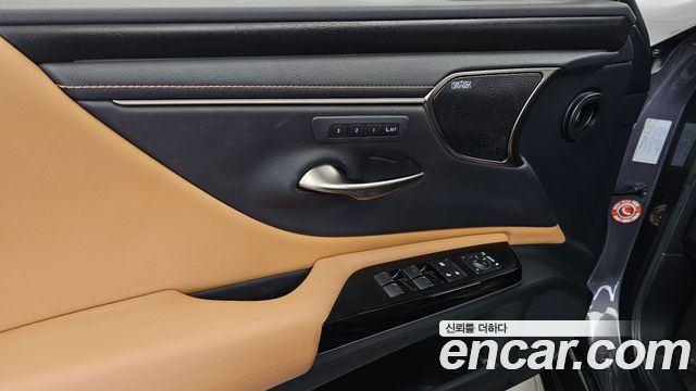 Lexus ES 2022 — photo 30