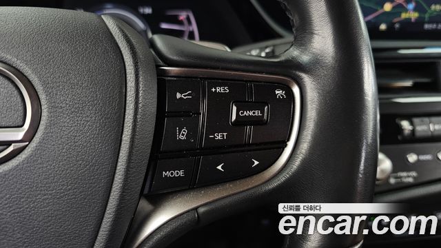 Lexus ES 2022 — photo 33