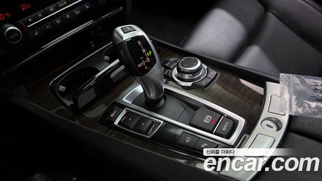 BMW 7-Series 2012 — photo 9