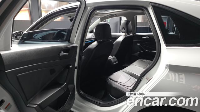 Volkswagen Jetta 2023 — photo 16