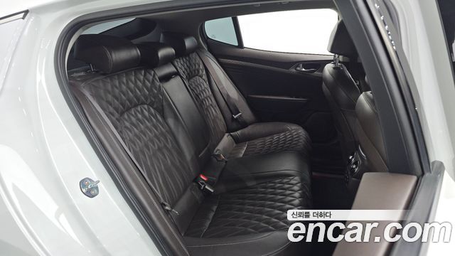 Kia Stinger 2023 — photo 17