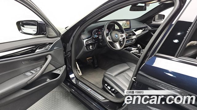 BMW 5-Series 2022 — photo 10