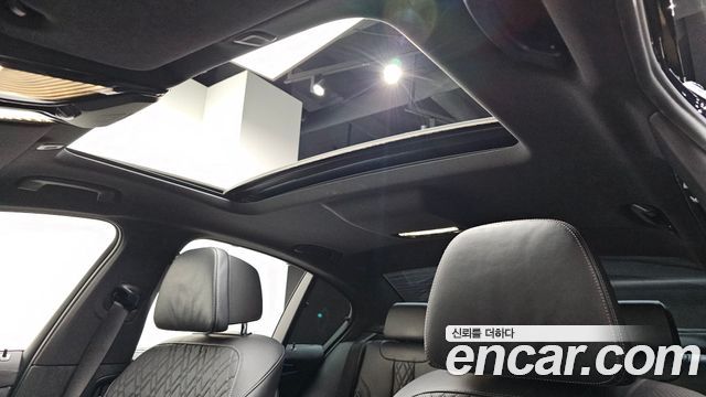 BMW 5-Series 2022 — photo 16
