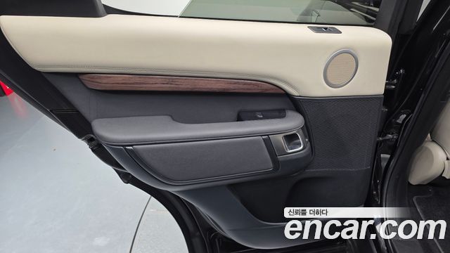 Land Rover Discovery 2019 — photo 15