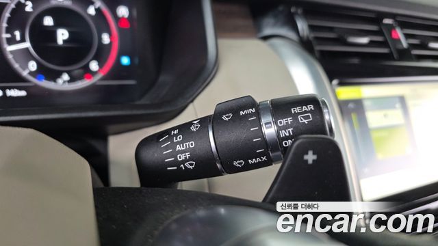 Land Rover Discovery 2019 — photo 28