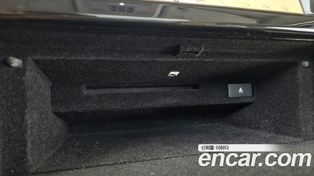 Land Rover Discovery 2019 — photo 32