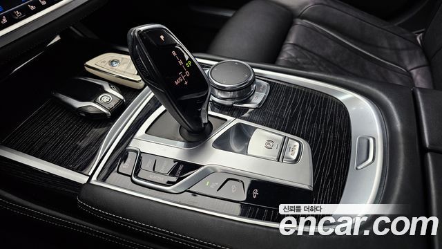 BMW 7-Series 2017 — photo 12