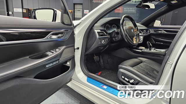 BMW 7-Series 2017 — photo 13