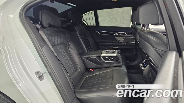 BMW 7-Series 2017 — photo 17