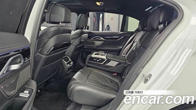 BMW 7-Series 2017 — photo 18