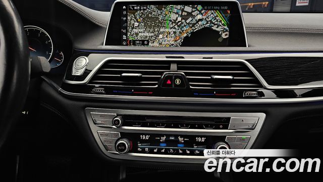 BMW 7-Series 2017 — photo 19