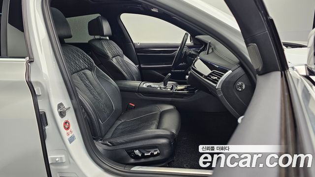 BMW 7-Series 2017 — photo 16