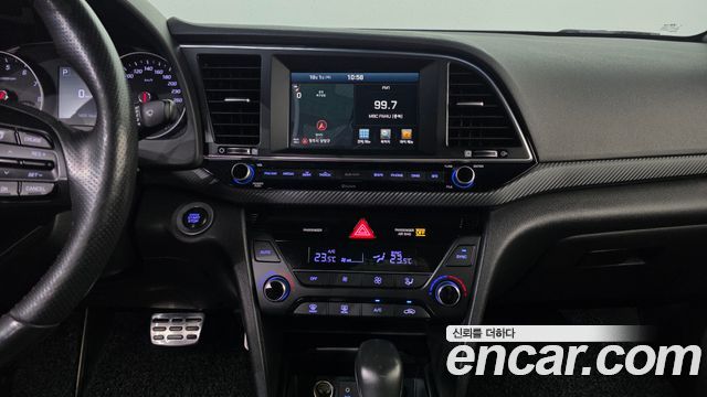 Hyundai AVANTE 2017 — photo 16