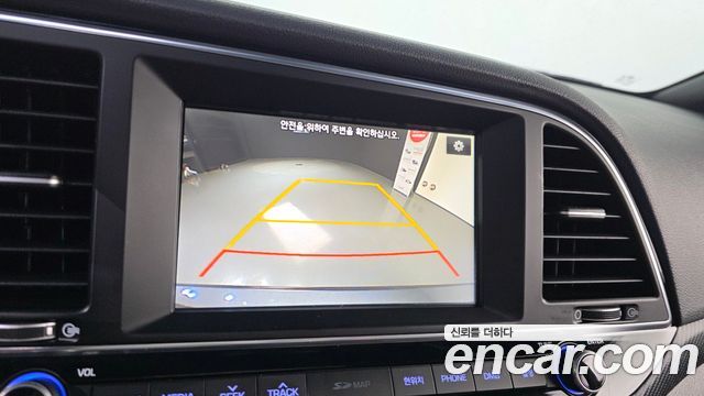 Hyundai AVANTE 2017 — photo 17