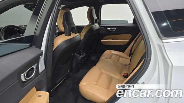 Volvo XC60 2018 — photo 11