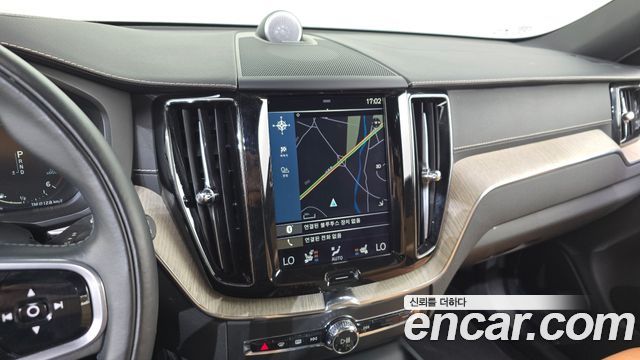 Volvo XC60 2018 — photo 12