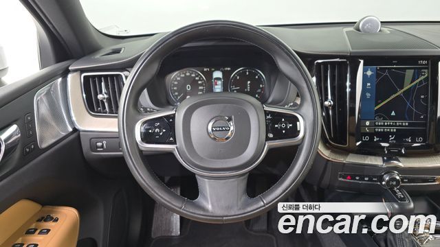 Volvo XC60 2018 — photo 13