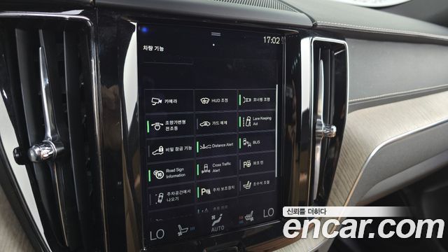 Volvo XC60 2018 — photo 15