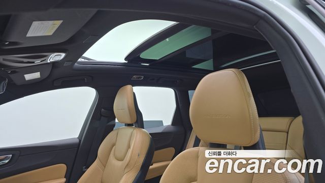 Volvo XC60 2018 — photo 17