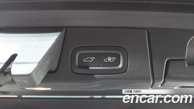 Volvo XC60 2018 — photo 18