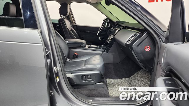 Land Rover Discovery 2019 — photo 11