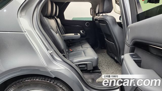Land Rover Discovery 2019 — photo 12