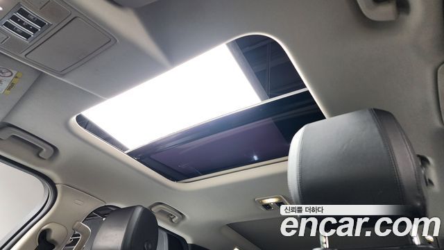 Land Rover Discovery 2019 — photo 16