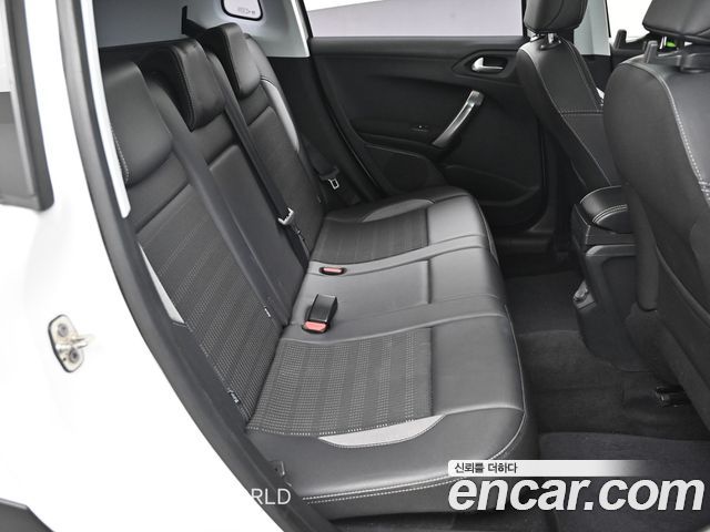 Peugeot 2008 2018 — photo 12