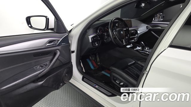 BMW 5-Series 2017 — photo 13
