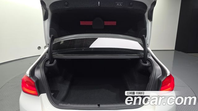 BMW 5-Series 2017 — photo 26