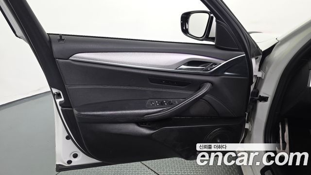 BMW 5-Series 2017 — photo 14