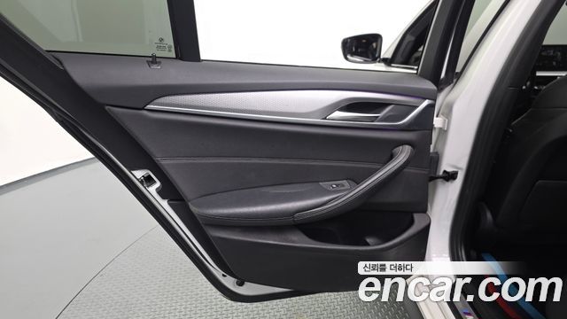 BMW 5-Series 2017 — photo 15