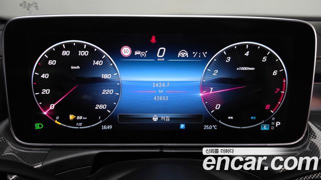 Mercedes-Benz C-Class 2023 — photo 11