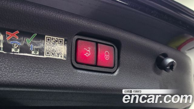 Mercedes-Benz C-Class 2023 — photo 27